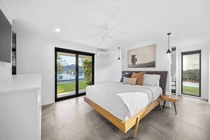 4 bedrooms, desk, iron/ironing board, travel crib