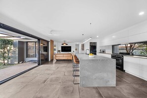 Kylskåp, mikrovågsugn, ugn och spishäll