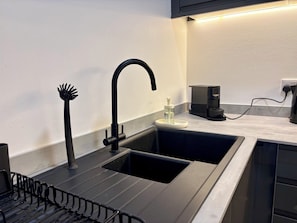Refrigerador, microondas, horno, placa de cocina