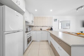 Réfrigérateur, four à micro-ondes, un four, surface de cuisson