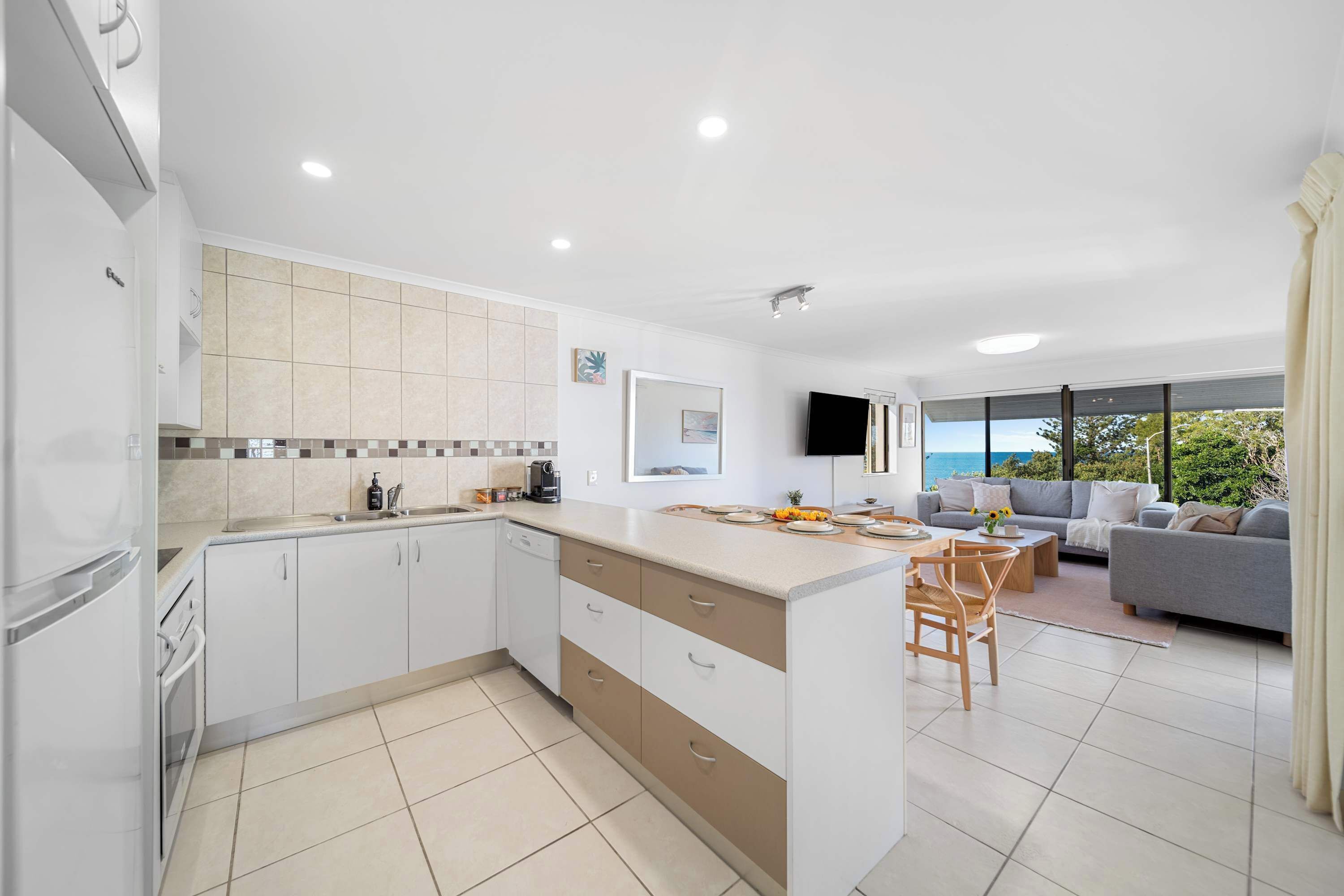 Frigorífico, microondas, horno y placa de cocina