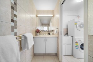 Dusche, Haartrockner, Handtücher