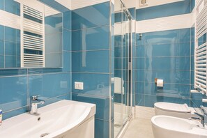 Douche, sèche-cheveux, bidet