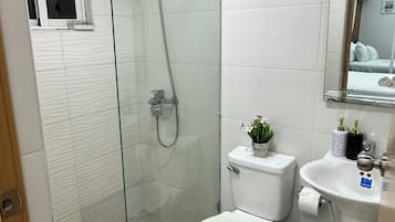 Toallas, jabón y papel higiénico