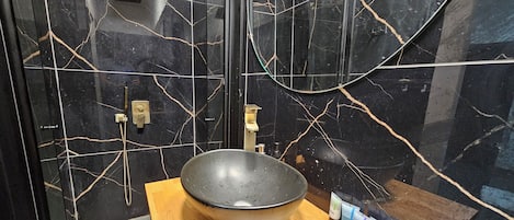 Douche, serviettes fournies, savon, papier toilette