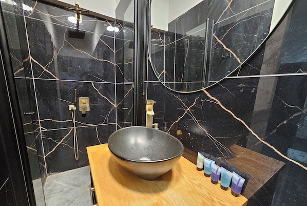 Ducha, toallas, jabón, papel higiénico