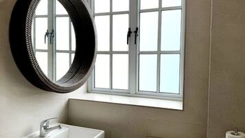 Quarto solteiro standard | Banheiro | Chuveiro, secador de cabelo, toalhas de banho, sabonete