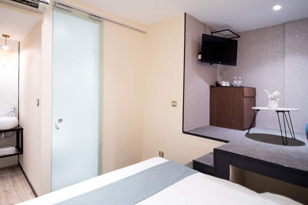 Micro Studio | Free WiFi