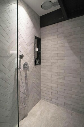 Shower, hair dryer, slippers, towels - Hotel Calmo Hamilton (Singapore)