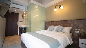 Queen Room with Balcony | Free WiFi
