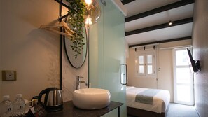 Queen Room with Balcony | Free WiFi - Hotel Calmo Hamilton (Singapore)
