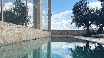 Piscina a l'aire lliure i piscina climatitzada