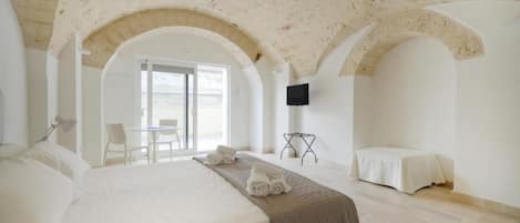 Classic Triple Room, Non Smoking, Air conditioning | Iron/ironing board, free WiFi, bed sheets