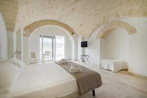 Classic Triple Room, Non Smoking, Air conditioning | Iron/ironing board, free WiFi, bed sheets - Palazzo dela Torre (Bari)