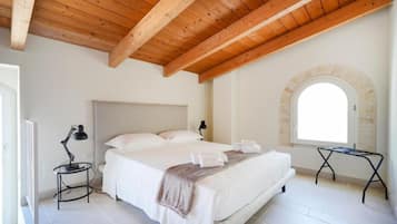 Quarto quádruplo superluxo, para não fumantes, terraço | Ferros/tábuas de passar roupa, Wi-Fi de cortesia, roupa de cama