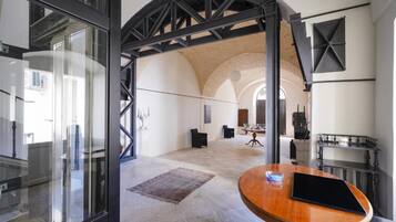 Silitysrauta/-lauta, ilmainen Wi-Fi, vuodevaatteet