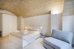 Tabla de planchar con plancha, wifi gratis y ropa de cama