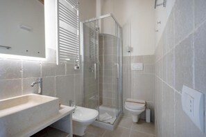 Luxury Quadruple Room, Non Smoking, Terrace | Bathroom | Rainfall showerhead, bidet - Palazzo dela Torre (Bari)