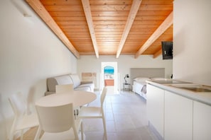 Habitación cuádruple de lujo, para no fumadores, Terraza | Área de sala de estar | Televisión LCD de 43 pulgadas con canales vía satélite 