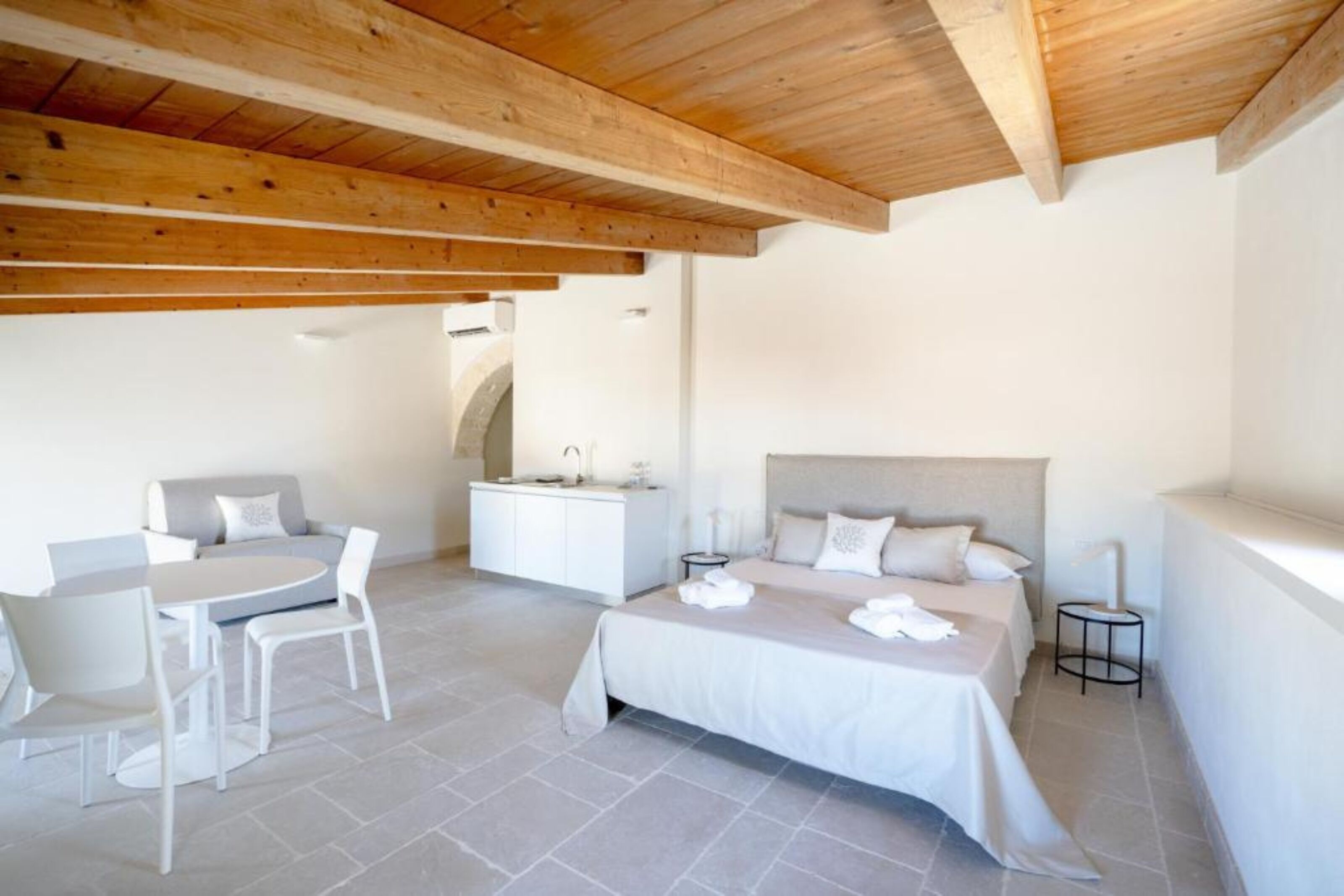 Quarto triplo superluxo, para não fumantes, terraço | Ferros/tábuas de passar roupa, Wi-Fi de cortesia, roupa de cama