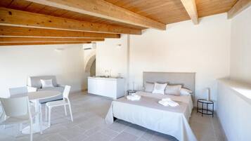 Quarto triplo superluxo, para não fumantes, terraço | Ferros/tábuas de passar roupa, Wi-Fi de cortesia, roupa de cama