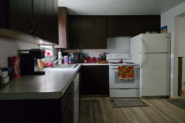 Een koelkast, een magnetron, een oven, een kookplaat