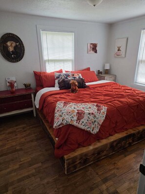 3 bedrooms, in-room safe, iron/ironing board, WiFi