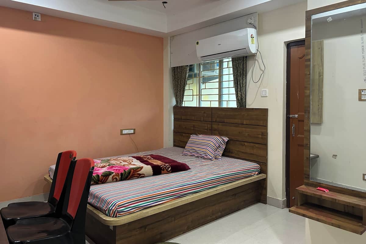 Hypo-allergenic bedding, in-room safe, desk, soundproofing
