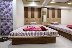 Habitación cuádruple Deluxe | Ropa de cama hipoalergénica y caja de seguridad en la habitación 