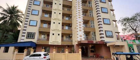 Vista frontal de la propiedad