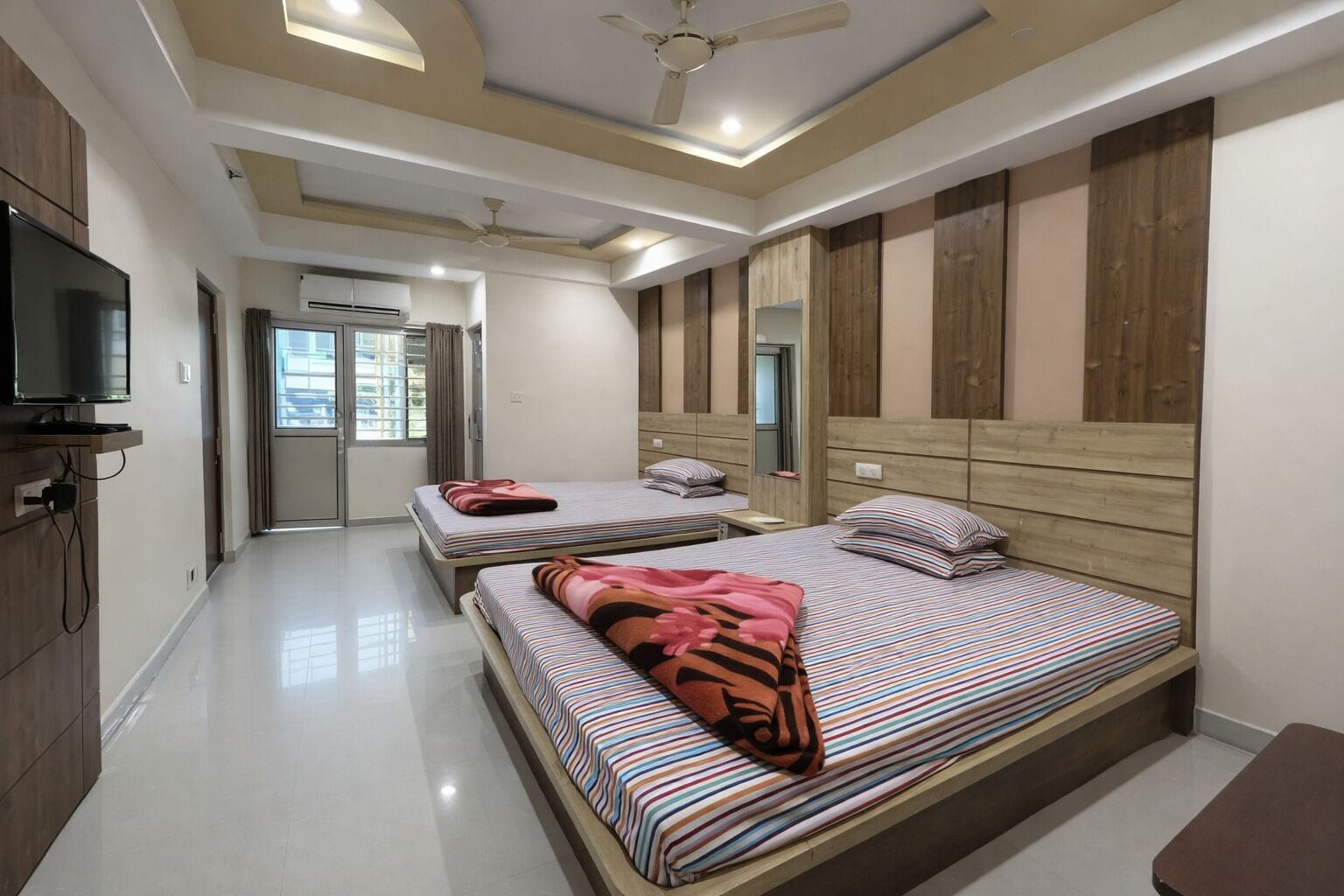 Habitación cuádruple Deluxe, aire acondicionado | Ropa de cama hipoalergénica y caja de seguridad en la habitación 