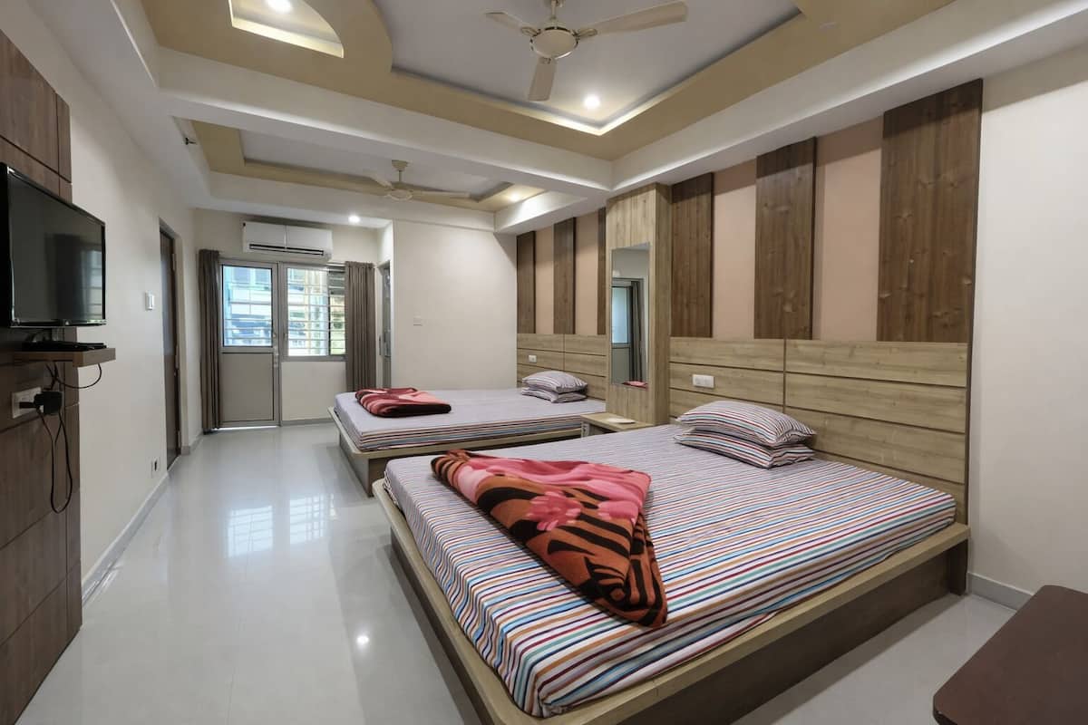 Habitación cuádruple Deluxe, aire acondicionado | Ropa de cama hipoalergénica y caja de seguridad en la habitación