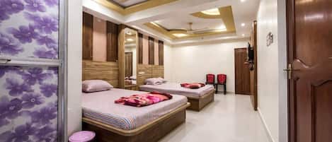 Hypo-allergenic bedding, in-room safe, desk, soundproofing