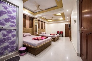 Ropa de cama hipoalergénica y caja de seguridad en la habitación 