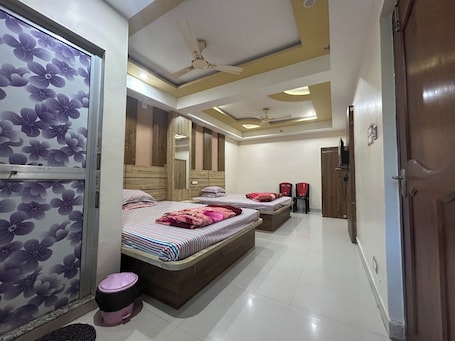 Ropa de cama hipoalergénica y caja de seguridad en la habitación