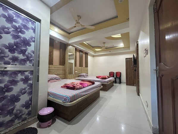 Hypo-allergenic bedding, in-room safe, desk, soundproofing