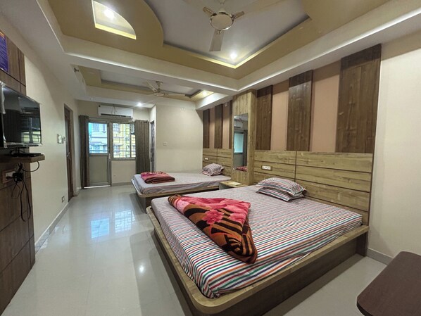 豪華四人房, 空調 | 防敏寢具、房內夾萬、書桌、隔音