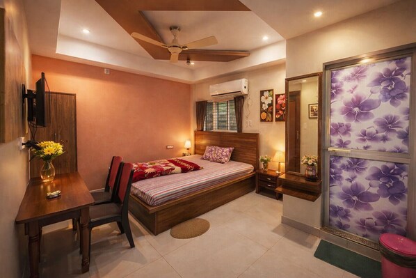 Deluxe Double Room, Air conditioning | Hypo-allergenic bedding, in-room safe, desk, soundproofing