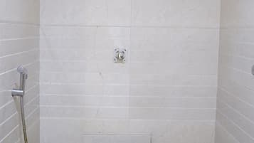 Deluxe Triple Room, City View | Bathroom