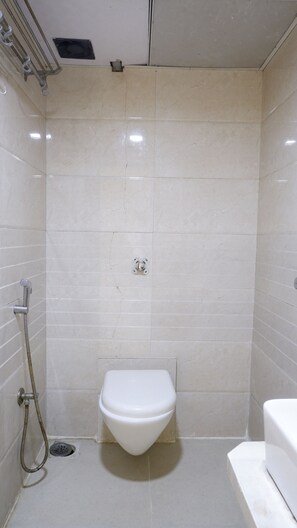 Deluxe Triple Room, City View | Bathroom