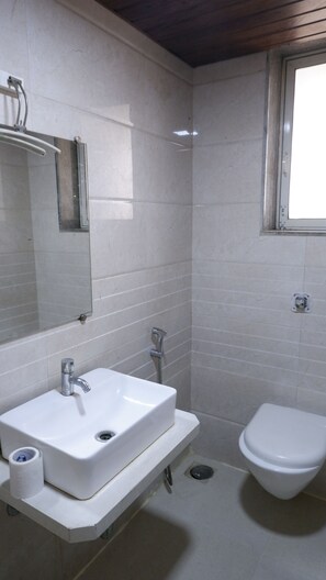 Kamar Triple Deluks, pemandangan kota | Kamar mandi