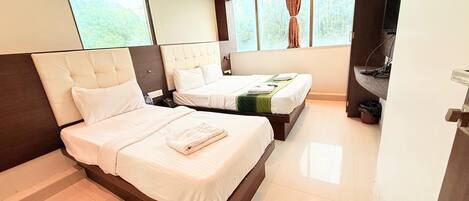 Chambre Triple Deluxe, vue ville | Fer et planche à repasser, Wi-Fi gratuit