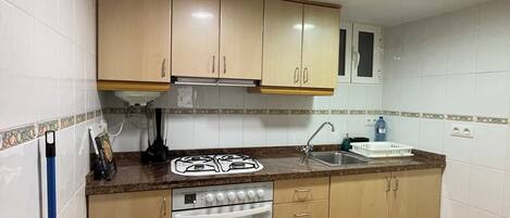 Refrigerador, microondas, horno y parrilla de estufa