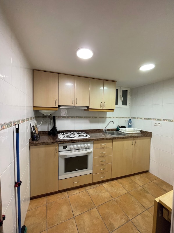Frigorifero, microonde, forno, piano cottura