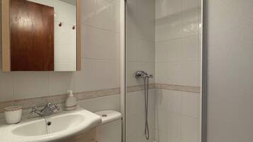 SĂšche-cheveux, serviettes fournies, savon, papier toilette