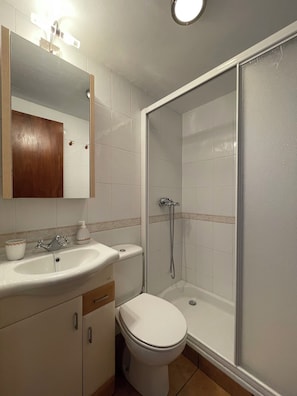 Hårføner, håndklær, såpe og toalettpapir