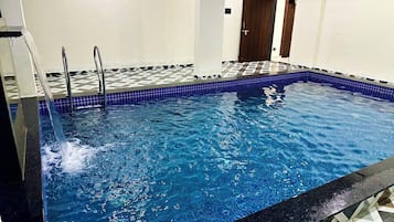 Una piscina cubierta
