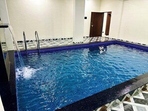Kolam renang tertutup