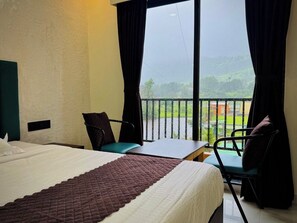 Deluxe Single Room, Balcony, Mountain View | Living area
