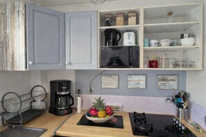 Kühlschrank, Mikrowelle, Ofen, Herdplatte